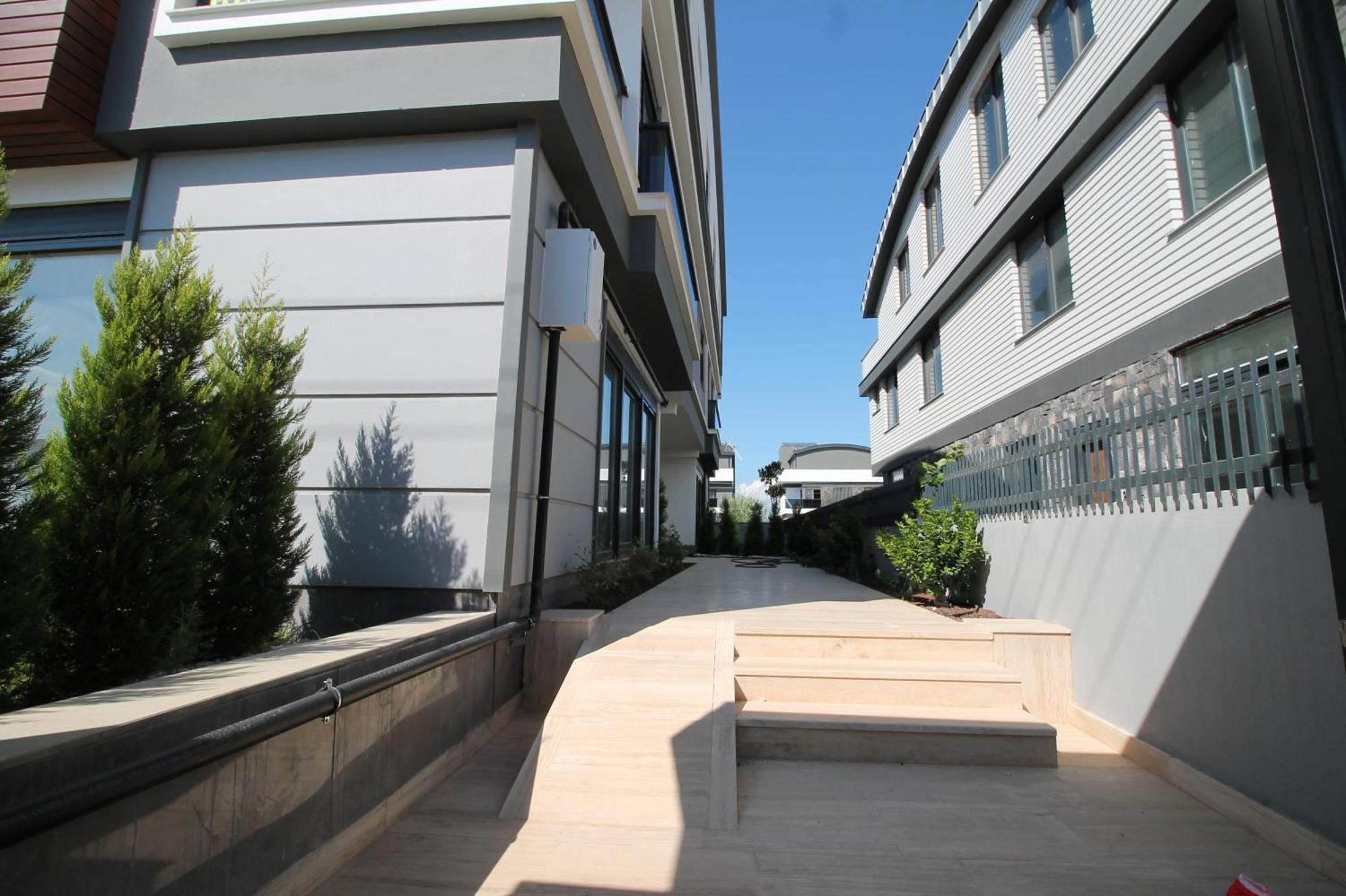 Daire New Flat&large Living Space 2-4 Near By Lara *